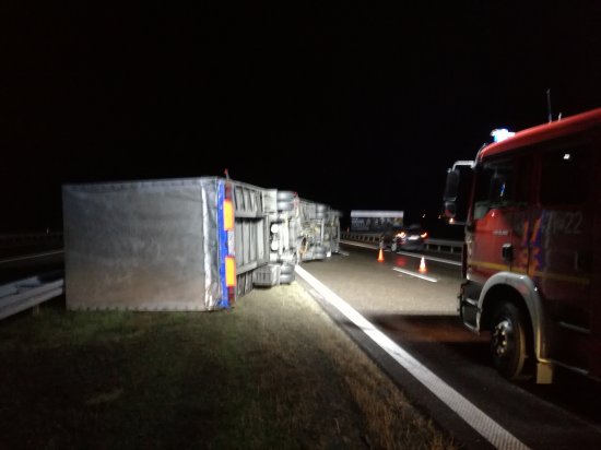 przewrócona ciężarówka na A2 - Straż Pożarna Poznań