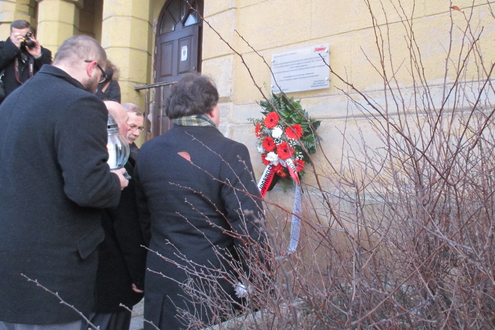 tablica pamiątkowa na wiezieniu - Danuta Synkiewicz