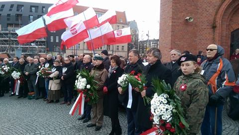 kwiaty pod pomnikiem Chrystysa - Maciej Kluczka