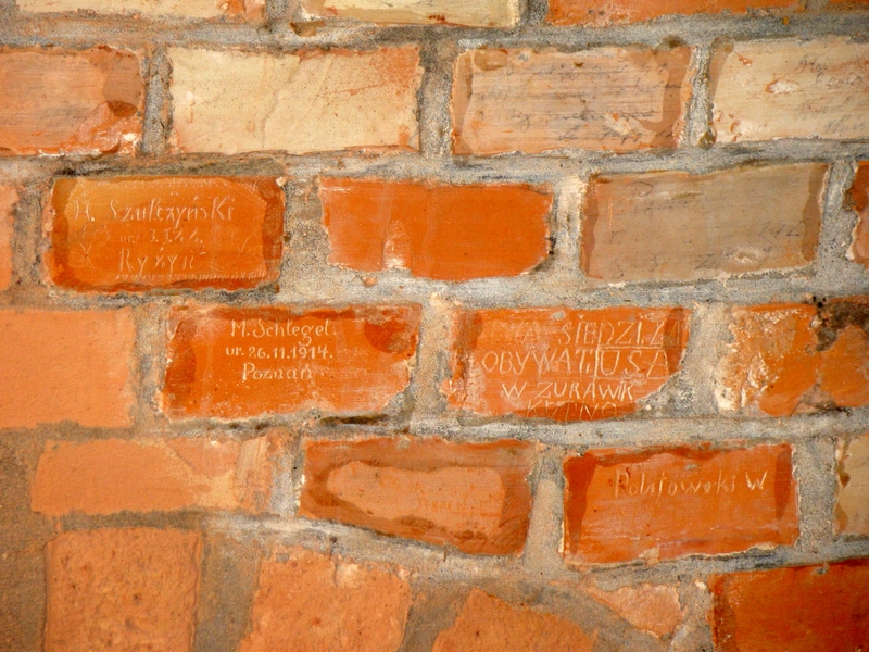 Napisy w Forcie VII - Muzeum Walk Niepodległościowych