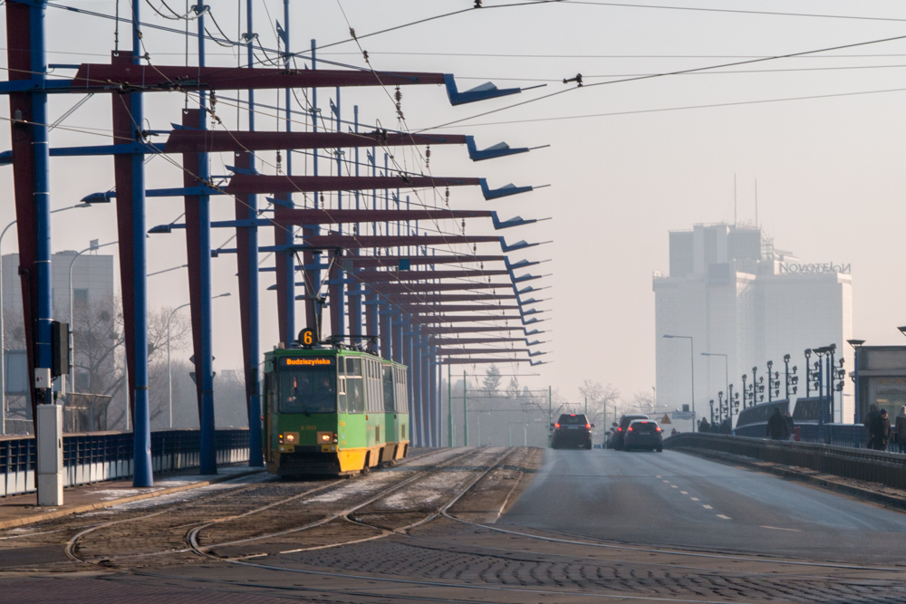 tramwaj na moście dworcowym - Tomasz Żmudziński
