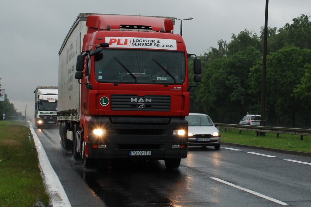 tir jedzie drogą - Mikolaj Majchrzak 
