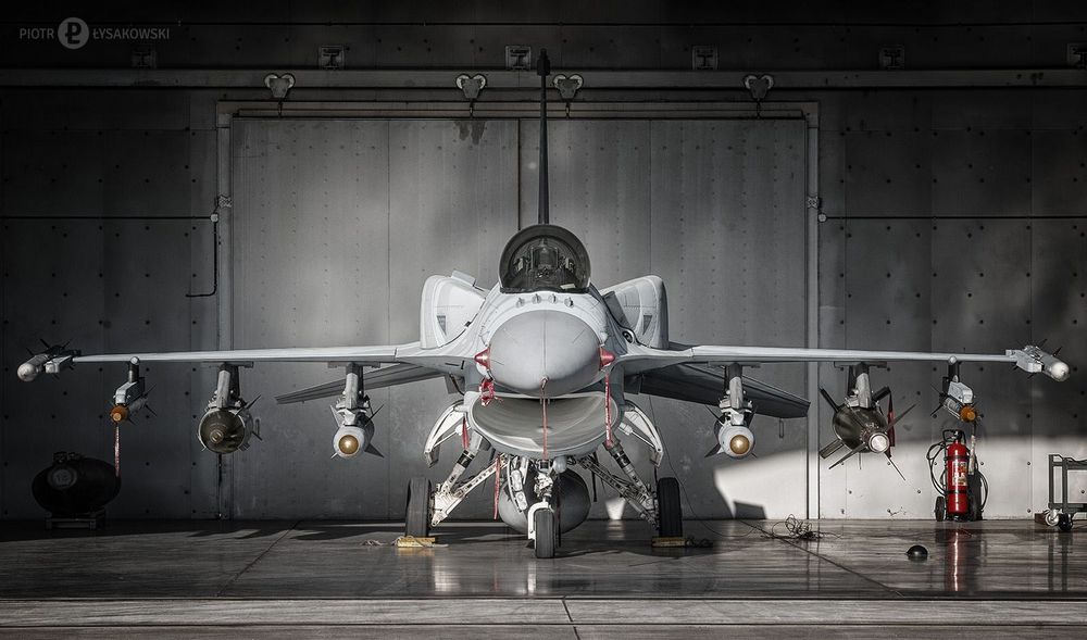 f16 uzbrojony - Piotr Łysakowski