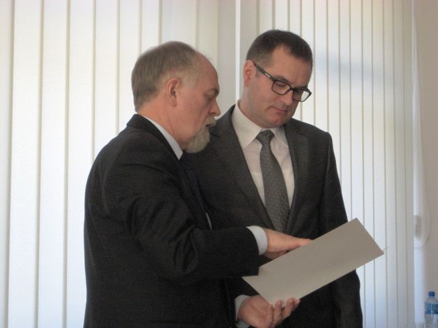 Piotr Florek, wojewoda w zakładzie Sklejki - Rafał Regulski