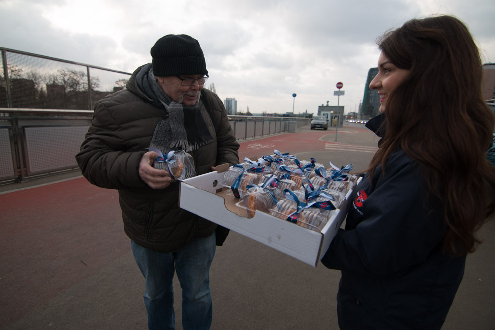 rozdawanie pączków (5) - Wojciech Wardejn