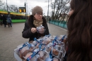 rozdawanie pączków / Wojciech Wardejn