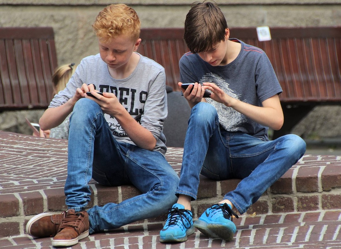 dzieci gapią się w komórki