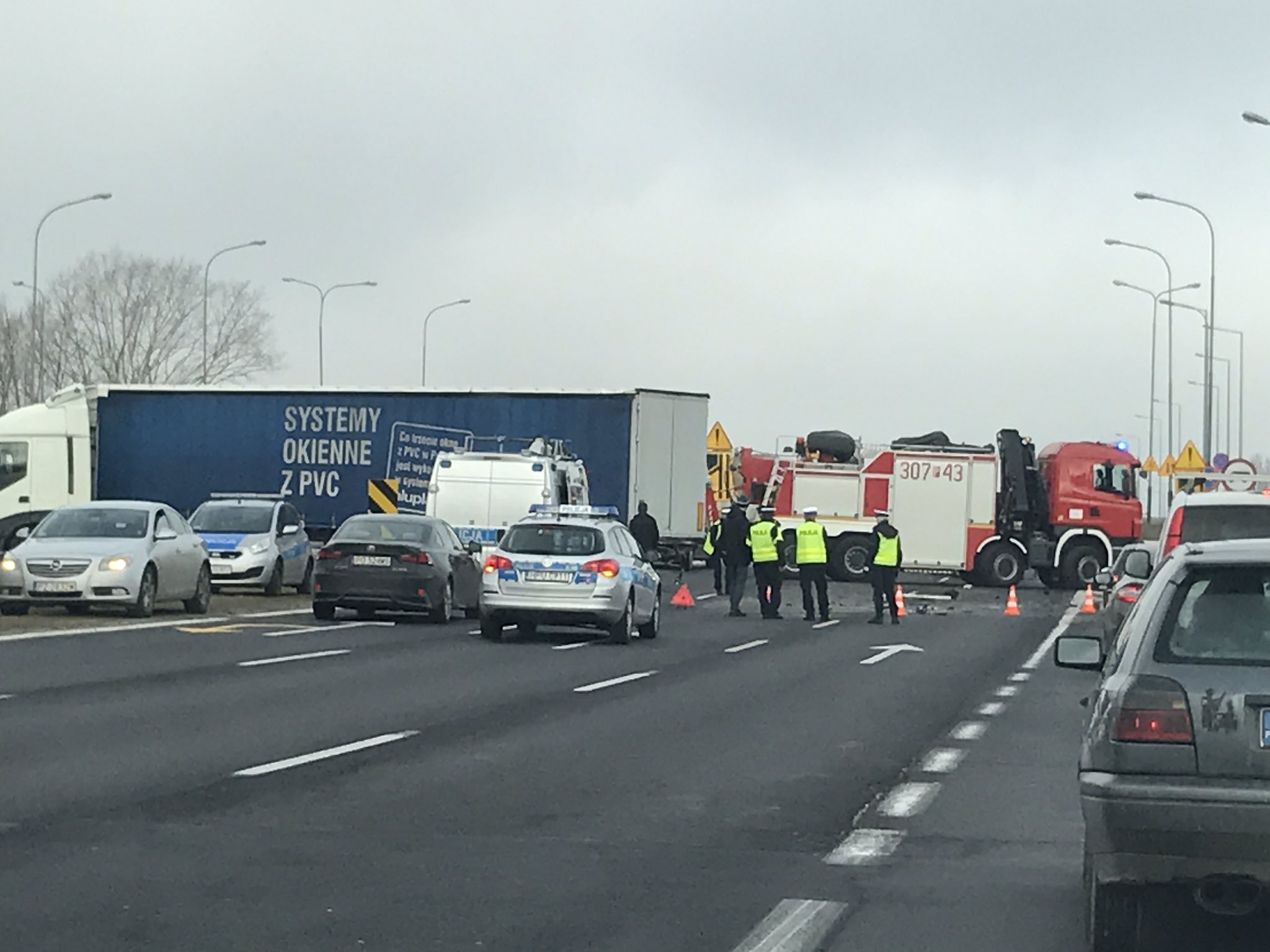 wypadek krzywoustego - twitter.com/KubaBloszyk