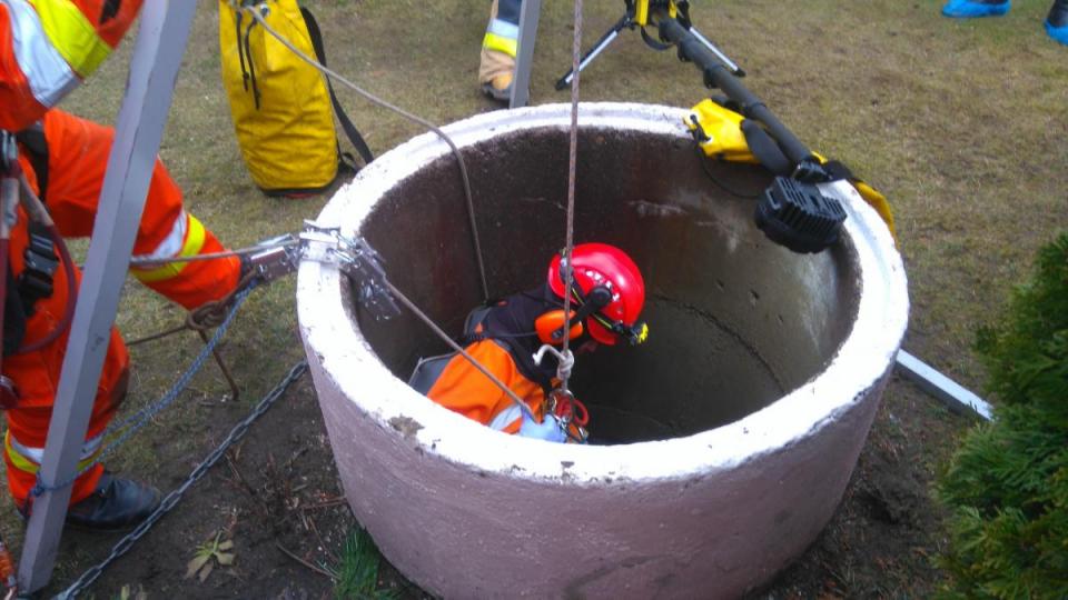 zwłoki w studni - Straż Pożarna Poznań