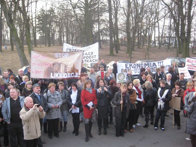 protest przeciwko likwidacji szkól w gminie Żelazków 2 - Danuta Synkiewicz