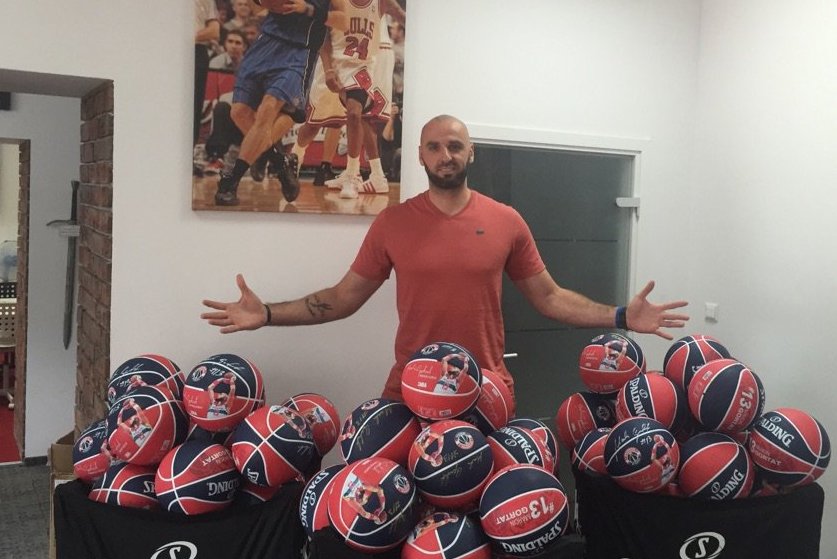 marcin gortat z piłkami - Marcin Gortat/twitter.com