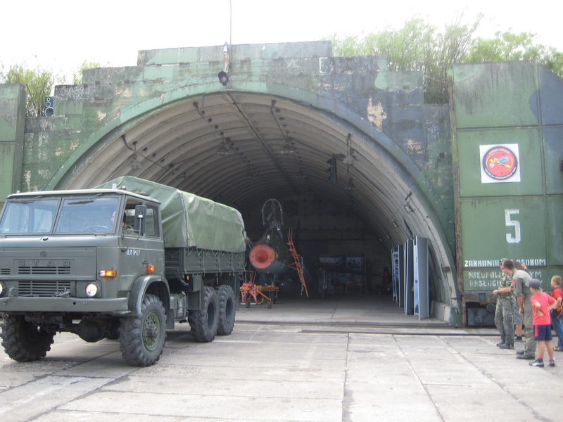 Hangar na lotnisku w Pile
