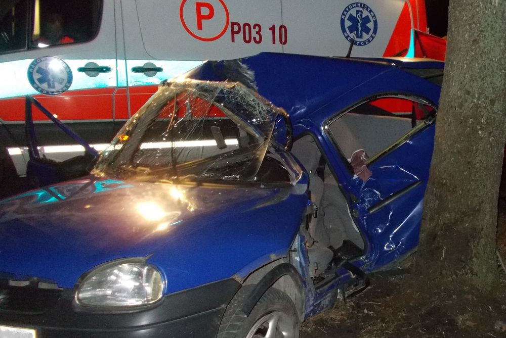 auto rozbite na drzewie - KMP PSP Konin