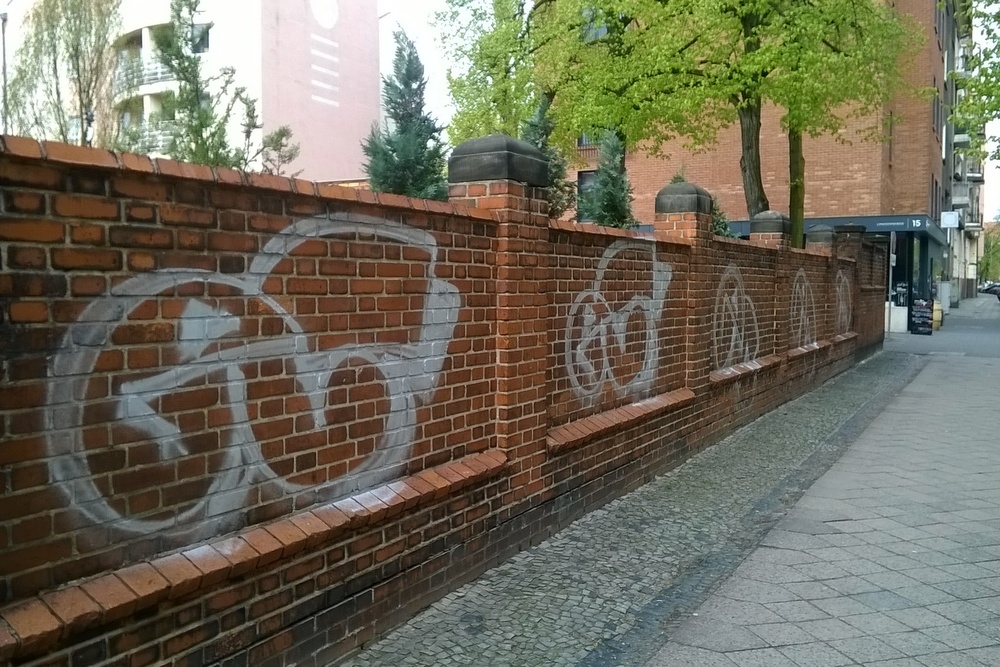 napisy na murze kościoła (1) - Jacek Butlewski