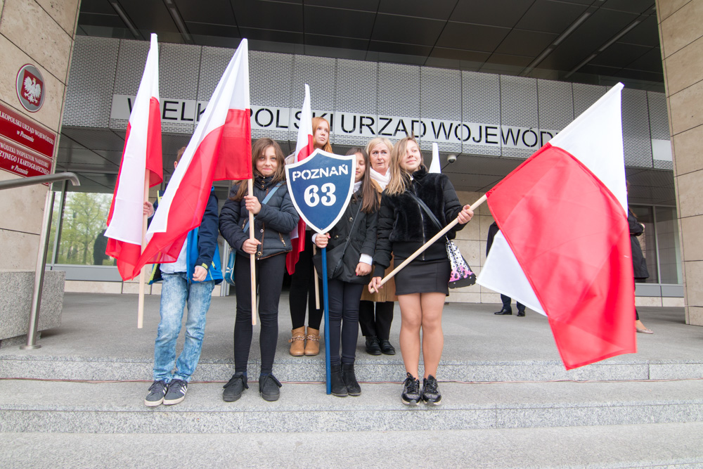 uczniowie z flagą - Wojciech Wardejn