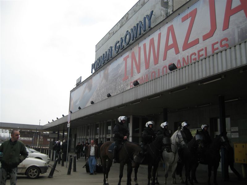 Kibice GKS na dworcu PKP - Adam Michalkiewicz