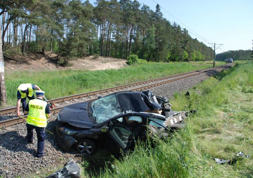 pod koła na przejeździe - KPP Ostrów Wielkopolski
