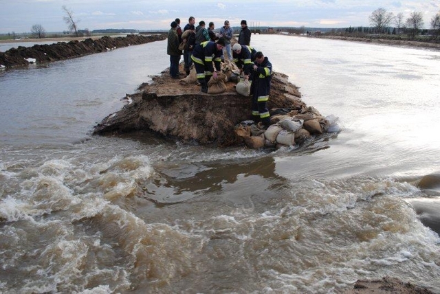 Powódź w okolicach Rawicza - straż pożarna