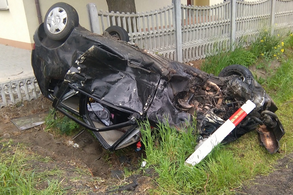 pod wrześnią rozbite auto - Policja Września