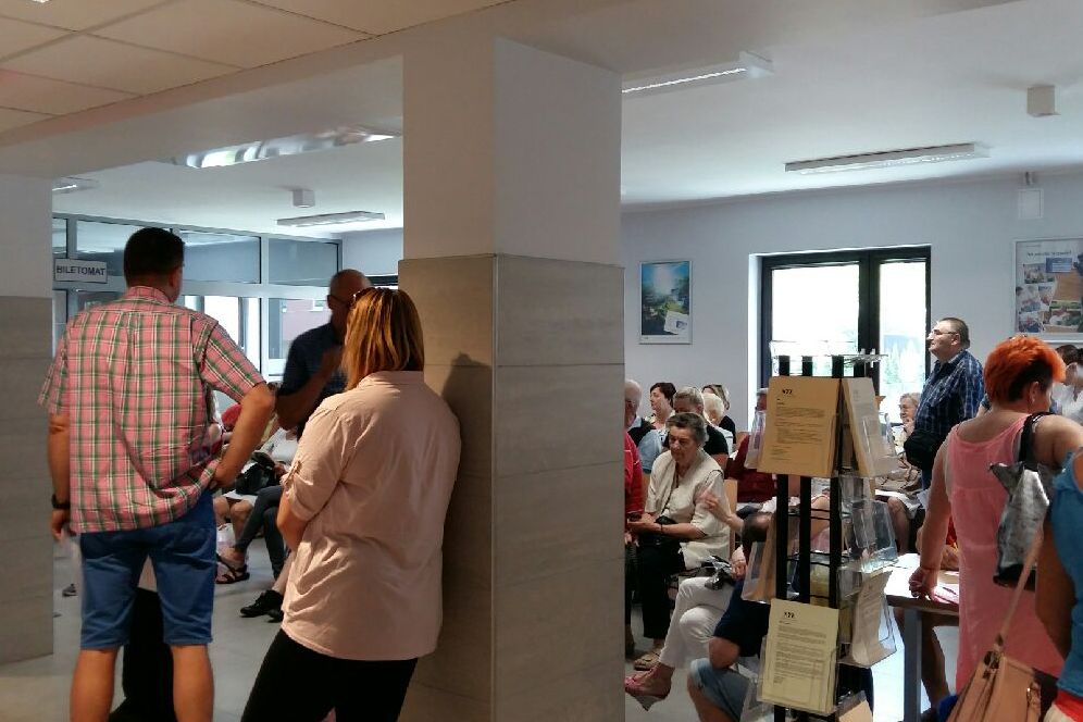 w kolejce po ekuza - Magda Konieczna