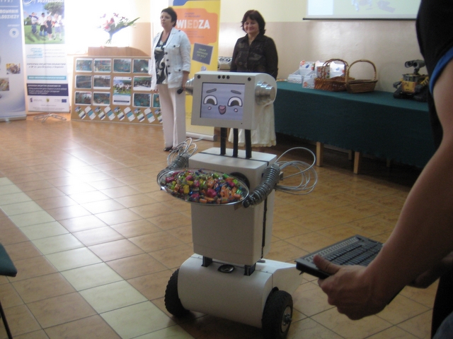 Robot nagradza dzieci - Anna Skoczek