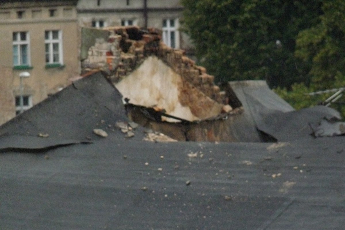 kamienica bez dachu kalisz burza wichura szkody - Danuta Synkiewicz