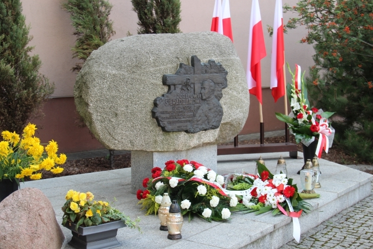 Obelisk księdza Sieradzana Kalisz powstanie warszawskie - Urząd Miasta Kalisz
