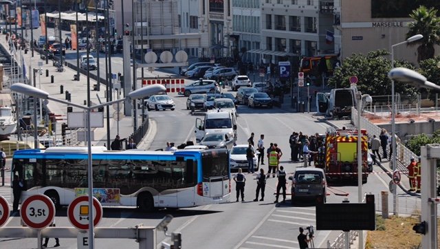 Marsylia, Francja, samochód wjechał w dwa przystanki - Thierry Garro/La Provance