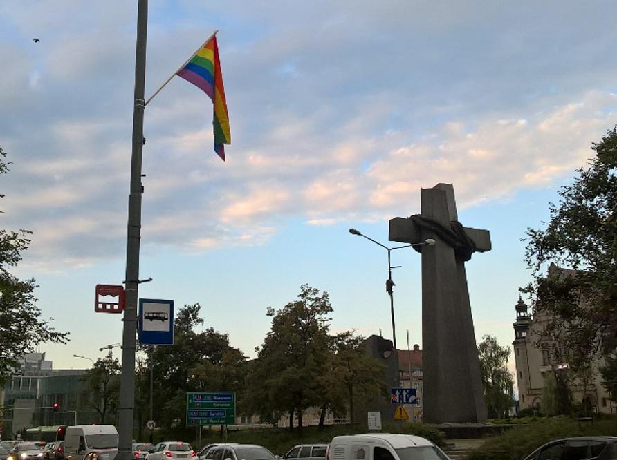 teczowe flagi wieszanie poznan - Leon Bielewicz