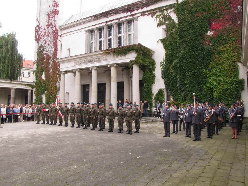Odsłonięcie tablicy upamiętniającej Polaków prześladowanych i wymordowanych na terenie ZSRR w czasie międzywojennym - Leon Bielewicz