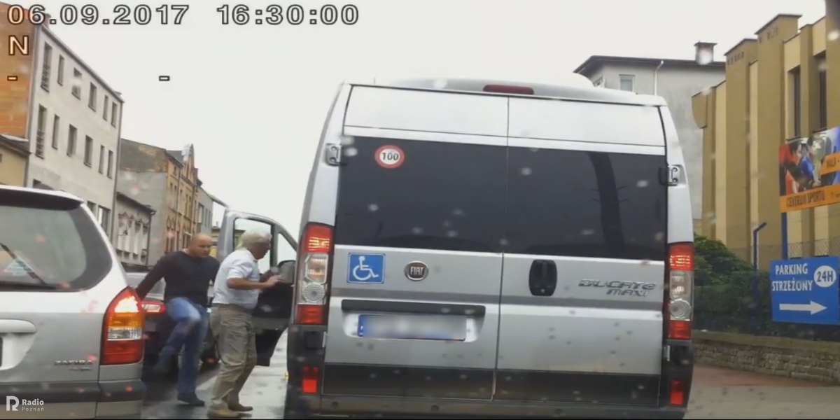 Agresja kierowcy, pobicie w Poznaniu - YouTube