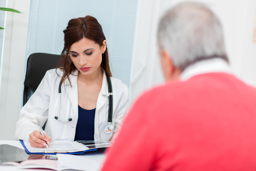 lekarz młoda lekarka wizyta - Fotolia