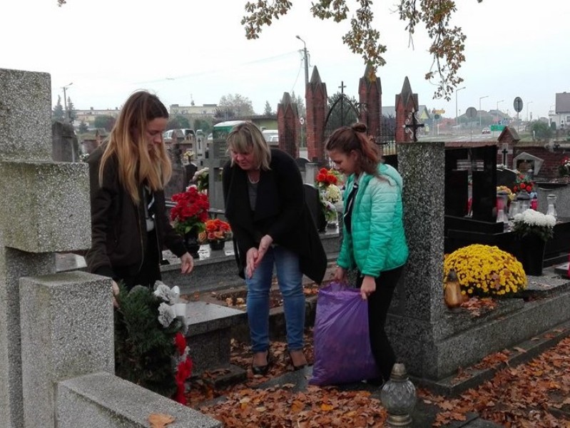 3 Drużyna harcerska i 3 Drużyna starszoharcerska Czarne stopy z Kościelca - Grób harcerzy rozstrzelanych przez hitlerowców w Kościelcu