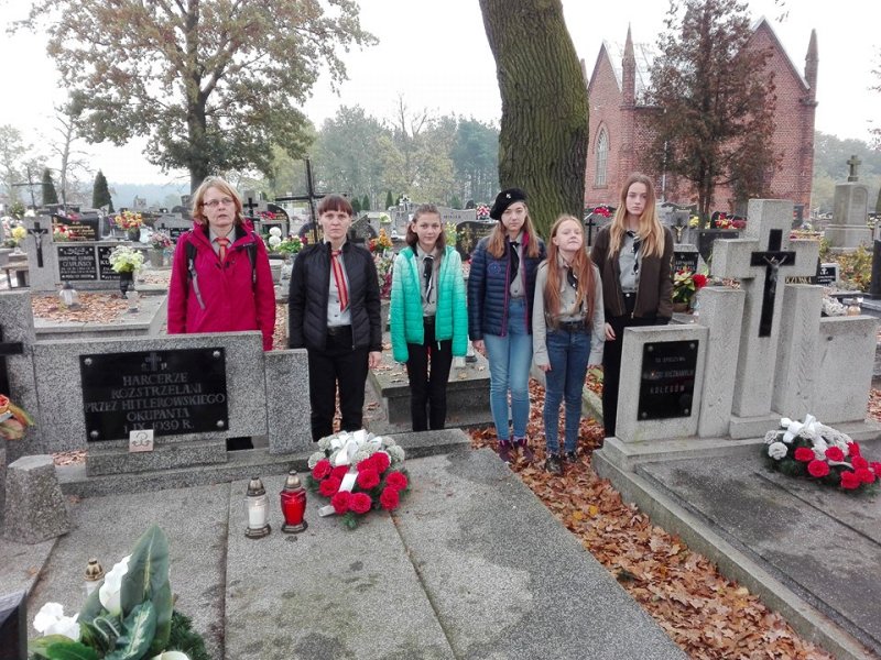 3 Drużyna harcerska i 3 Drużyna starszoharcerska Czarne stopy z Kościelca - Grób harcerzy rozstrzelanych przez hitlerowców w Kościelcu