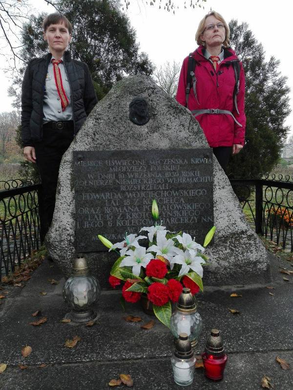 3 Drużyna harcerska i 3 Drużyna starszoharcerska Czarne stopy z Kościelca - Grób harcerzy rozstrzelanych przez hitlerowców w Kościelcu