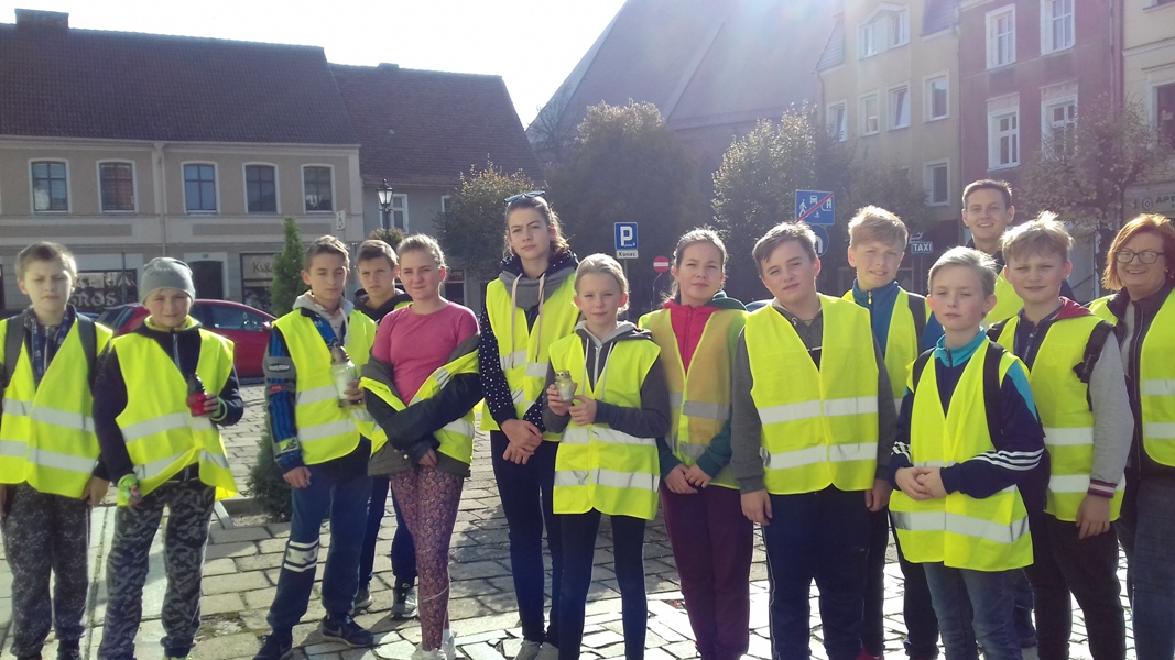 Uczniowie Szkoły Podstawowej im. Jana Pawła II podczas rajdu rowerowego zapalili znicze przed obeliskiem upamiętniającym ofiary Ziemi Kościańskiej w Lesie w Kurzej Górze koło Kościana oraz na rynku w Kościanie.