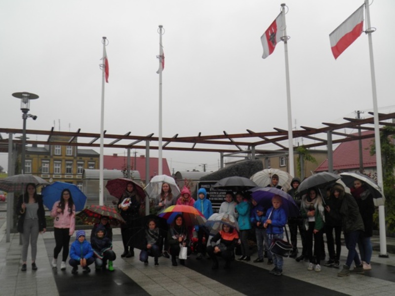 Uczniowie klas II i III Gimnazjum im. Jana Pawła II w Ryczywole i klasy IV b Szkoły Podstawowej w Ryczywole zapalili znicze pamięci - pomnik na cmentarzu i obelisk na rynku w Ryczywole.