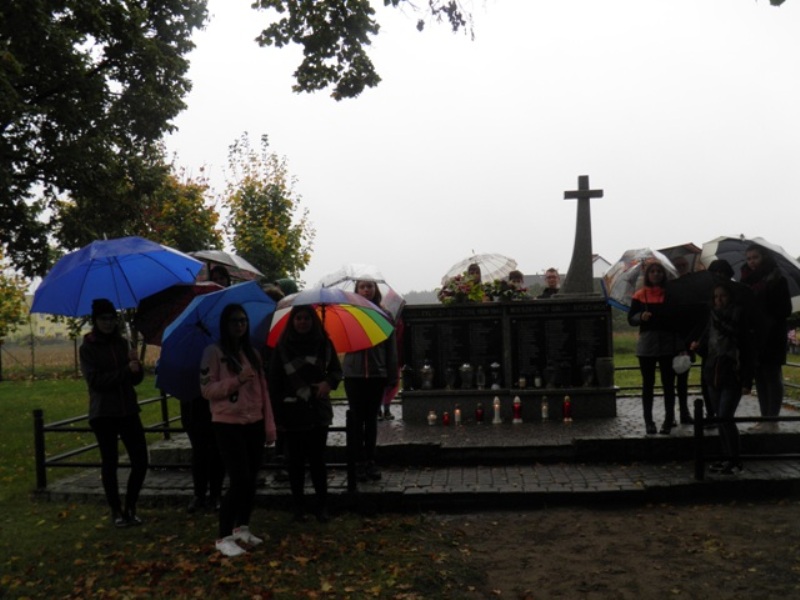 Uczniowie klas II i III Gimnazjum im. Jana Pawła II w Ryczywole i klasy IV b Szkoły Podstawowej w Ryczywole zapalili znicze pamięci - pomnik na cmentarzu i obelisk na rynku w Ryczywole.