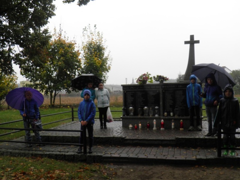 Uczniowie klas II i III Gimnazjum im. Jana Pawła II w Ryczywole i klasy IV b Szkoły Podstawowej w Ryczywole zapalili znicze pamięci - pomnik na cmentarzu i obelisk na rynku w Ryczywole.