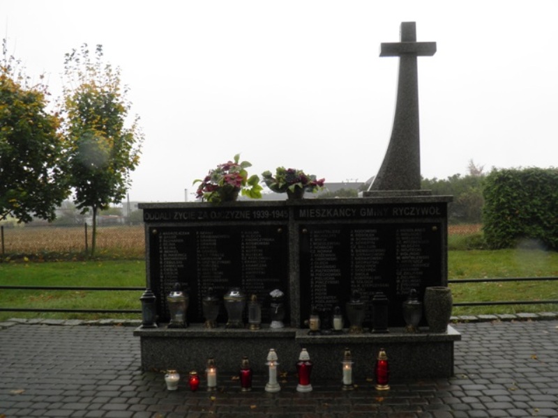 Uczniowie klas II i III Gimnazjum im. Jana Pawła II w Ryczywole i klasy IV b Szkoły Podstawowej w Ryczywole zapalili znicze pamięci - pomnik na cmentarzu i obelisk na rynku w Ryczywole.