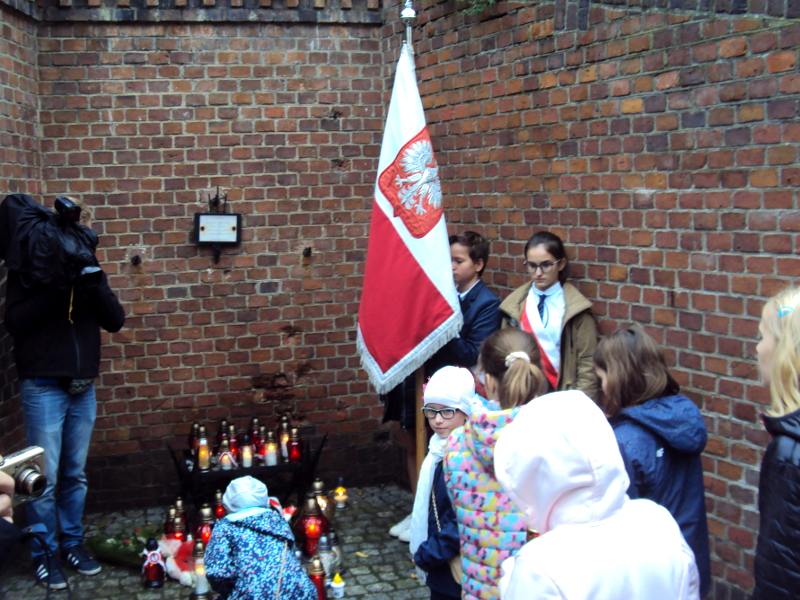 Uczniowie Szkoły Podstawowej nr 58 w Poznaniu w niedzielę wzięli udział w głównych uroczystościach w Forcie VII w Poznaniu