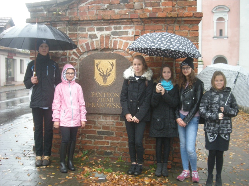 Rada Uczniowska ze Szkoły Podstawowej w Sierakowie wraz z opiekunem Elżbietą Cymanek zapaliła znicze w Panteonie Ziemi Sierakowskiej.