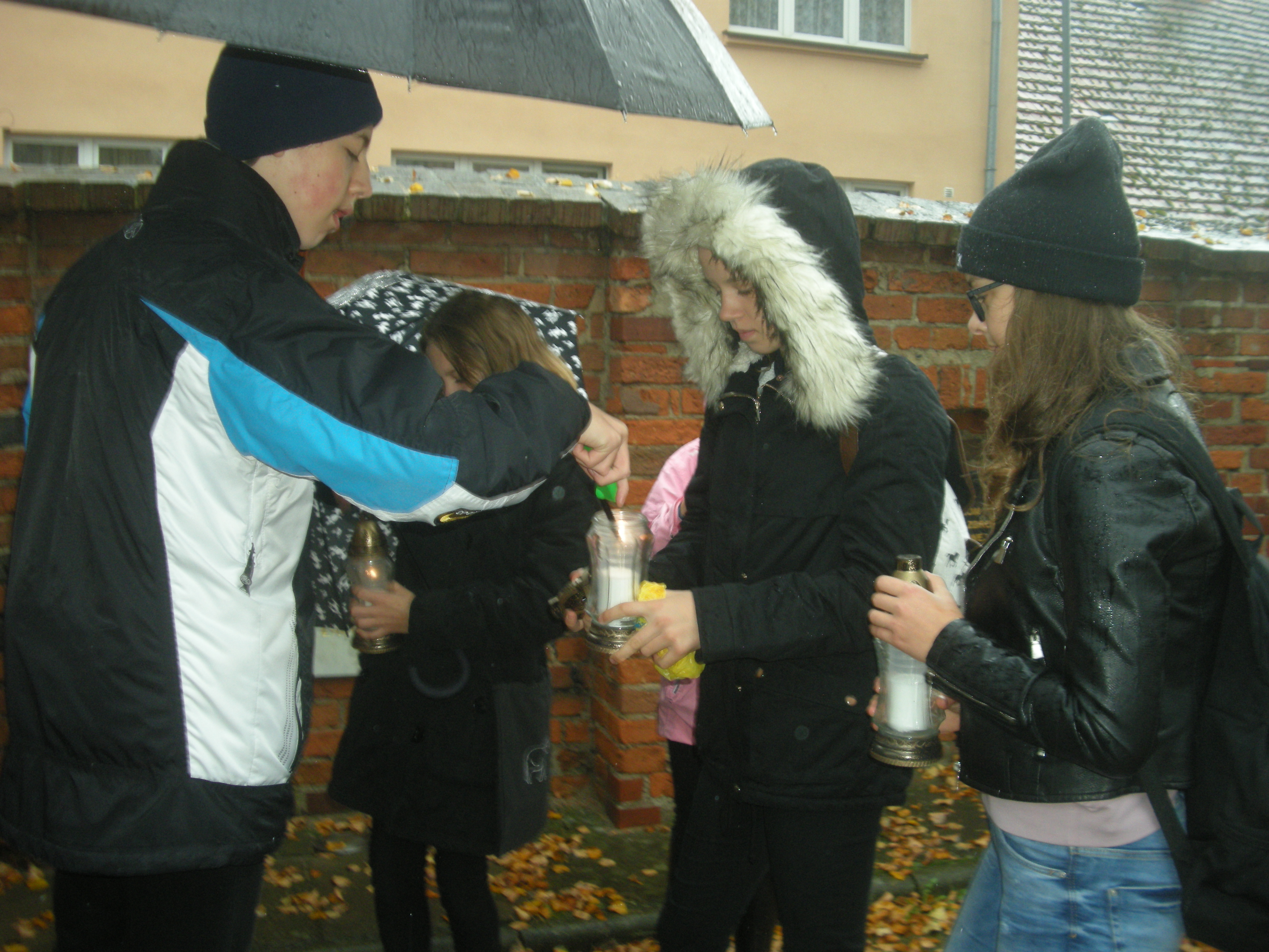 Rada Uczniowska ze Szkoły Podstawowej w Sierakowie wraz z opiekunem Elżbietą Cymanek zapaliła znicze w Panteonie Ziemi Sierakowskiej.