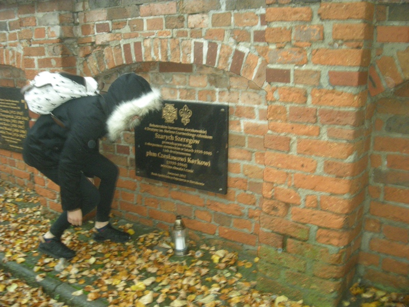 Rada Uczniowska ze Szkoły Podstawowej w Sierakowie wraz z opiekunem Elżbietą Cymanek zapaliła znicze w Panteonie Ziemi Sierakowskiej.