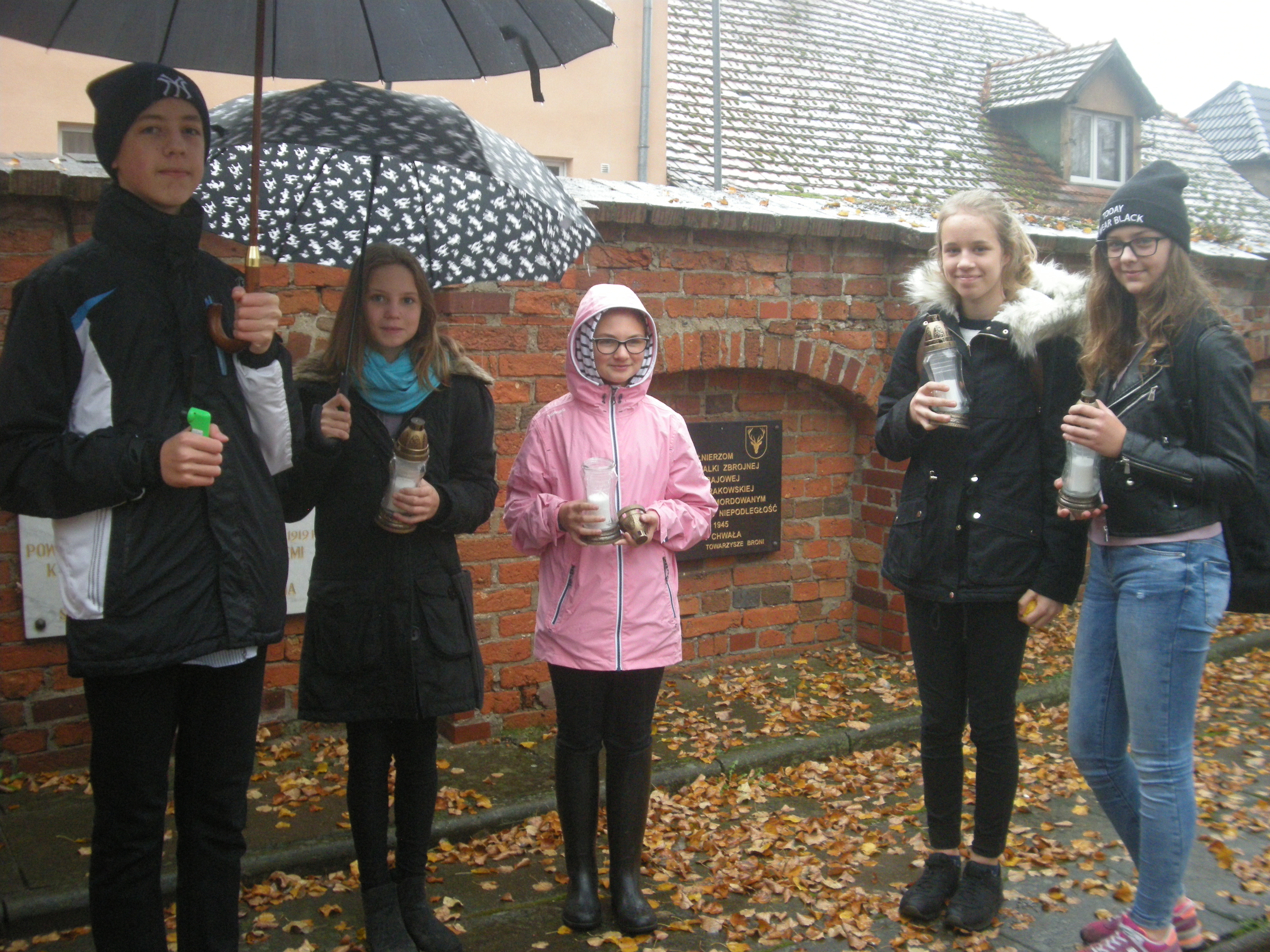 Rada Uczniowska ze Szkoły Podstawowej w Sierakowie wraz z opiekunem Elżbietą Cymanek zapaliła znicze w Panteonie Ziemi Sierakowskiej.