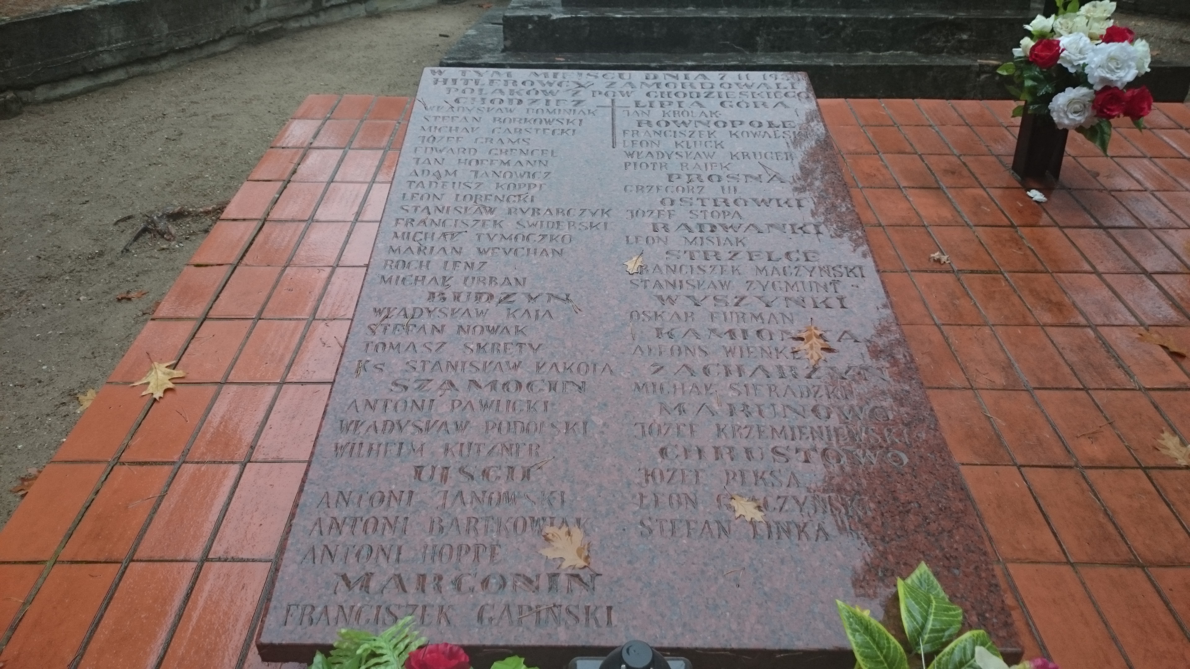 Mimo fatalnej pogody,  czterech rowerzystów z Piły wybrało się na Wzgórza Morzewskie by zapalić znicz pamięci