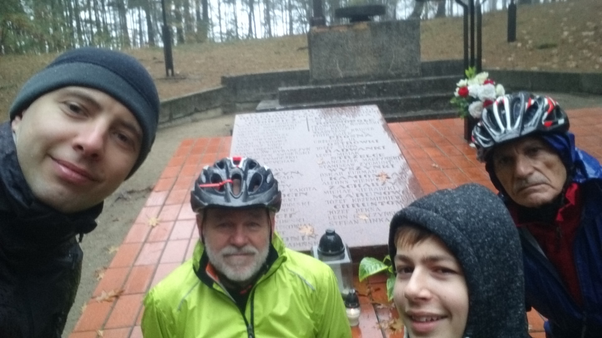 Mimo fatalnej pogody,  czterech rowerzystów z Piły wybrało się na Wzgórza Morzewskie by zapalić znicz pamięci