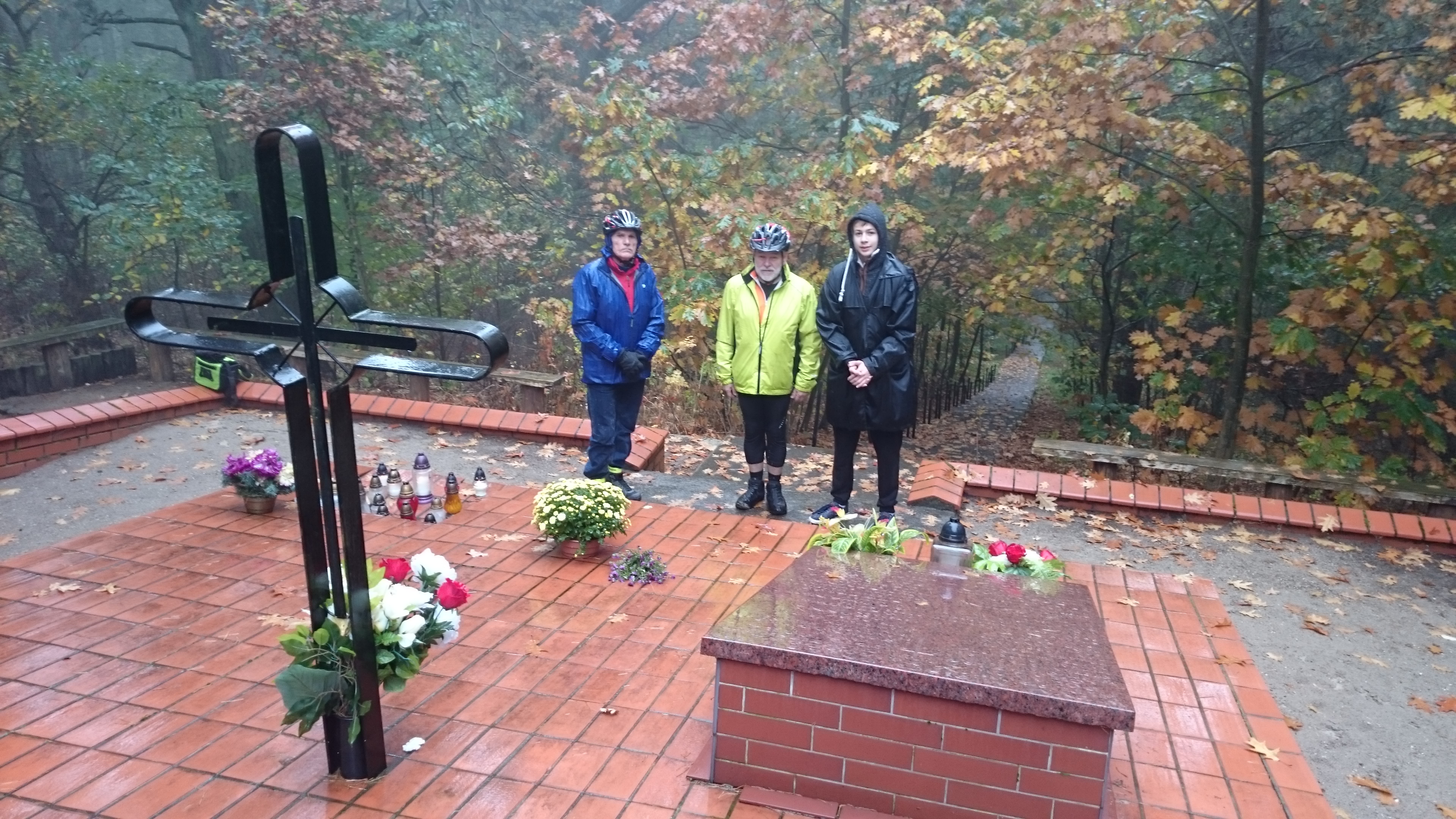 Mimo fatalnej pogody,  czterech rowerzystów z Piły wybrało się na Wzgórza Morzewskie by zapalić znicz pamięci