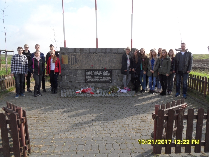 Kocin, miejsce egekucji 27 osob.  Gimnazjum i ZSOiZ w Trzemesznie.