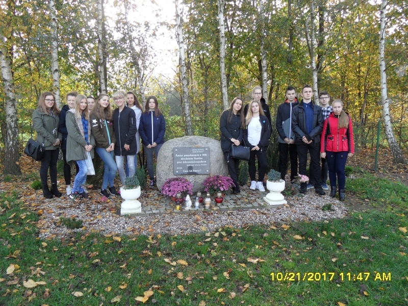 Miejsce rozstrzelnia  obroncow Trzemeszna w Niewolniie.  Gimnazjum  i ZSOiZ w Trzemesznie.